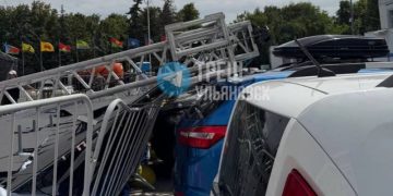 Ветер повалил сценическую конструкцию на Соборной площади в Ульяновске