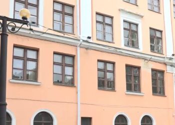 Болдакин проверил, как обновляют старейшую гимназию Ульяновска