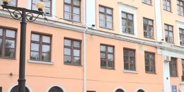Болдакин проверил, как обновляют старейшую гимназию Ульяновска