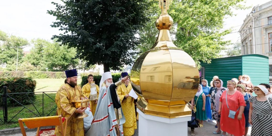Митрополит Лонгин освятил купол и крест для домового храма Мариинской гимназии