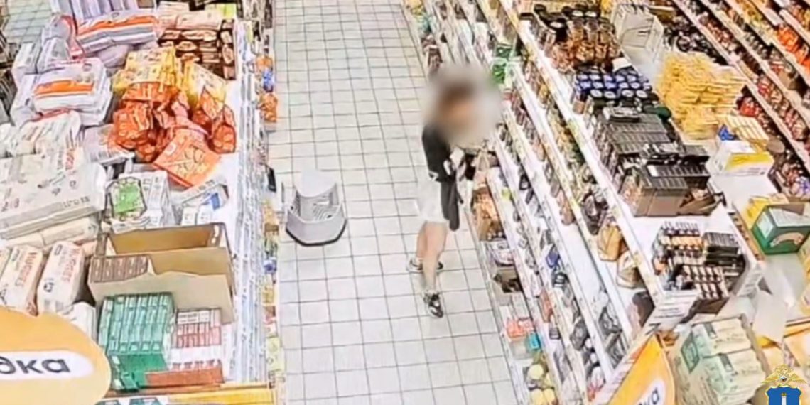 Молодая ульяновская рецидивистка попалась на краже в супермаркете: видео