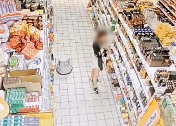 Молодая ульяновская рецидивистка попалась на краже в супермаркете: видео