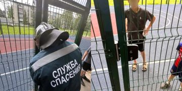 Заперли себя сами: в парке Юности спасатели освободили двоих детей с площадки