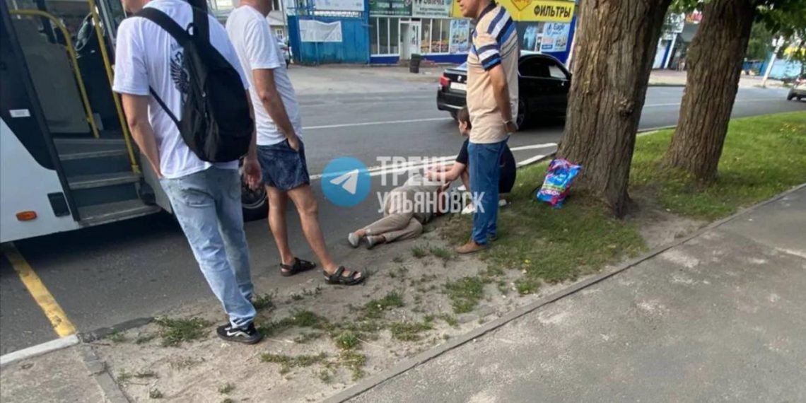 Из маршрутки на улице Урицкого в Ульяновске выпала пассажирка