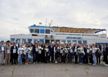 Глава Ульяновска поздравил стобалльников на теплоходной прогулке по Волге