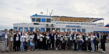 Глава Ульяновска поздравил стобалльников на теплоходной прогулке по Волге