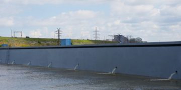 На Центральном пляже Ульяновска начали заполнять бассейн