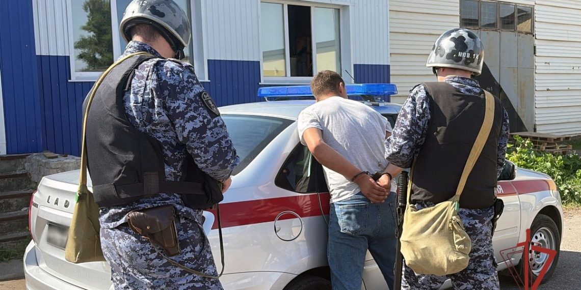 Росгвардейцы оперативно утихомирили посетителя в «Додо Пицце» на Скочилова