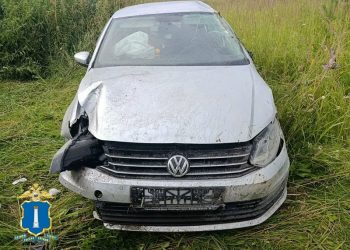 Volkswagen Polo улетел в кювет на подъезде к Урено-Карлинскому