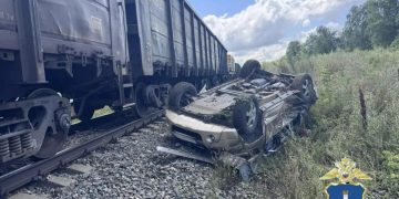 В Ульяновской области поезд сбил автомобиль с пожилой парой: оба погибли