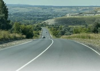 13 км дорог и новые остановки: Русских проверил ремонт инфраструктуры в Старомайнском районе
