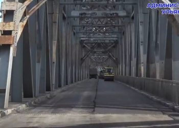 Как обновляют дорожное полотно на Императорском мосту: видео