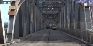 Как обновляют дорожное полотно на Императорском мосту: видео