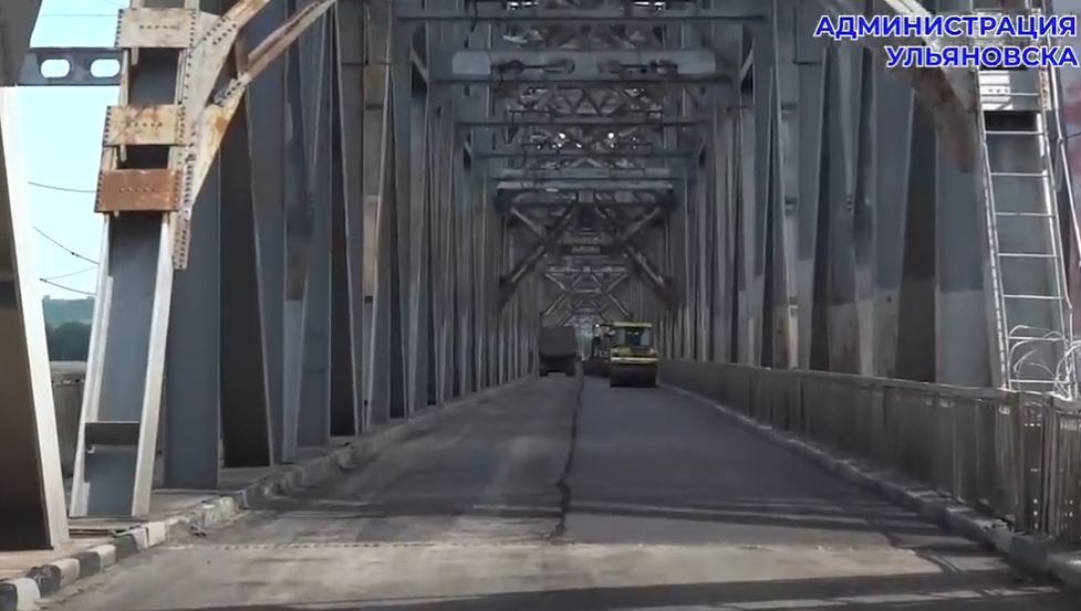 Как обновляют дорожное полотно на Императорском мосту: видео